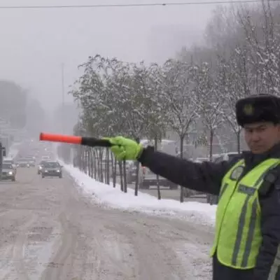 Сильный снегопад привёл к десяткам ДТП в Алматы