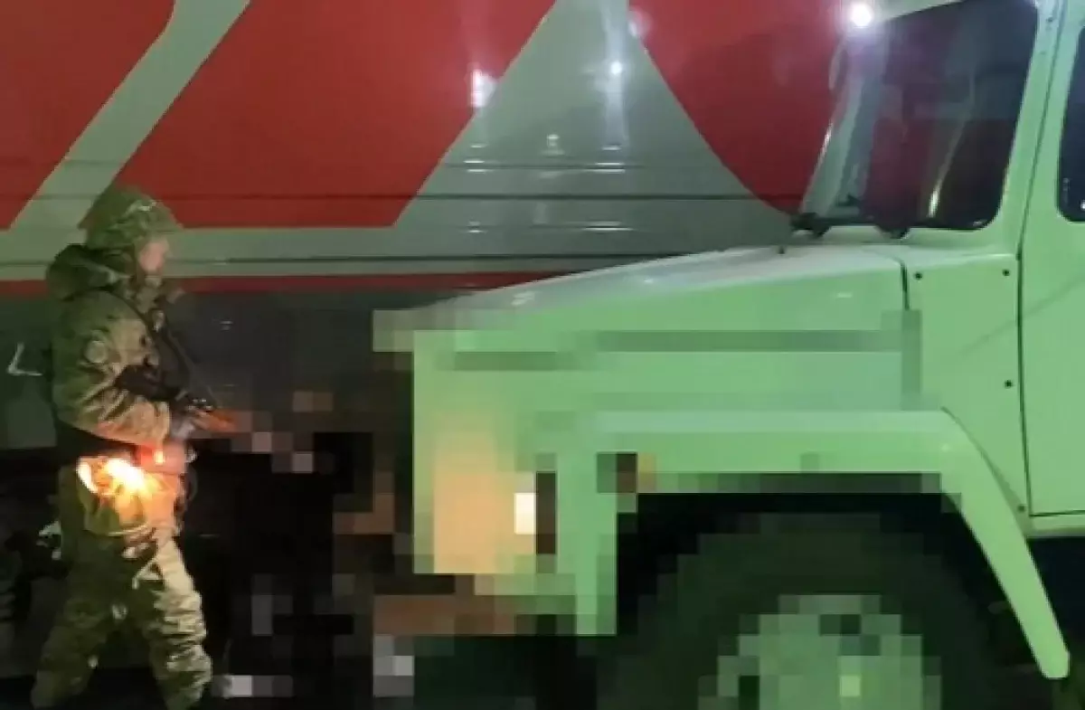 Зарезал бизнес-партнера и сбежал в Россию: убийцу вернули в Казахстан