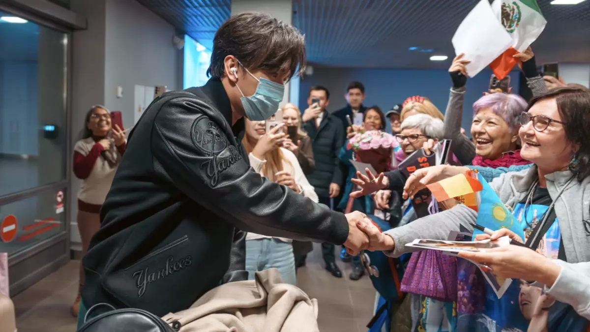 Димаш Құдайбергенге латвиялықтар ерекше сыйлық тарту етті (ФОТО) 