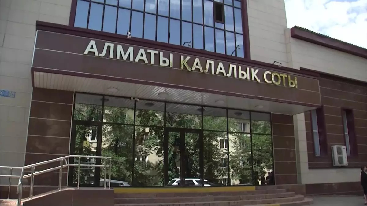 Санасыздық сотқа сүйреді: Алматыда жолдың қақ ортасына үстел жайып, жарнама түсіргендер жазаланды