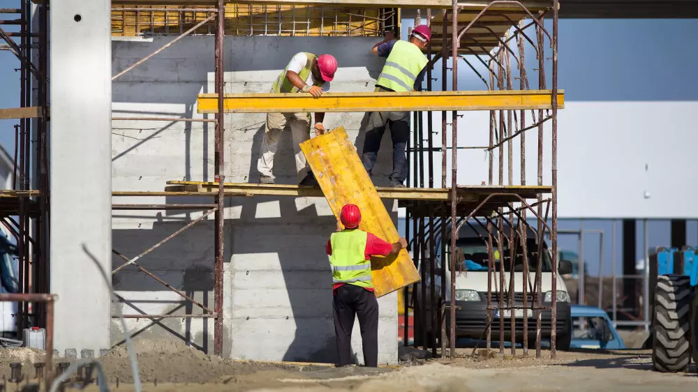 “Рабочих рук не хватает“: депутат предложил привлекать в Казахстан больше мигрантов