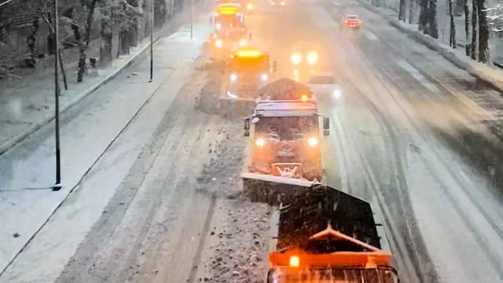 Алматы завалило снегом: о чем говорят и шутят казахстанцы