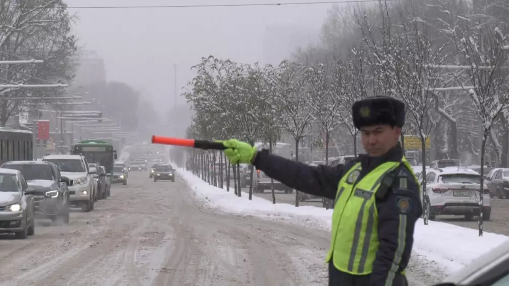 Снегопад в Алматы стал причиной массовых ДТП