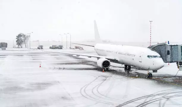 Рейсы перенесли из-за снегопада и плохой видимости в аэропорту Алматы