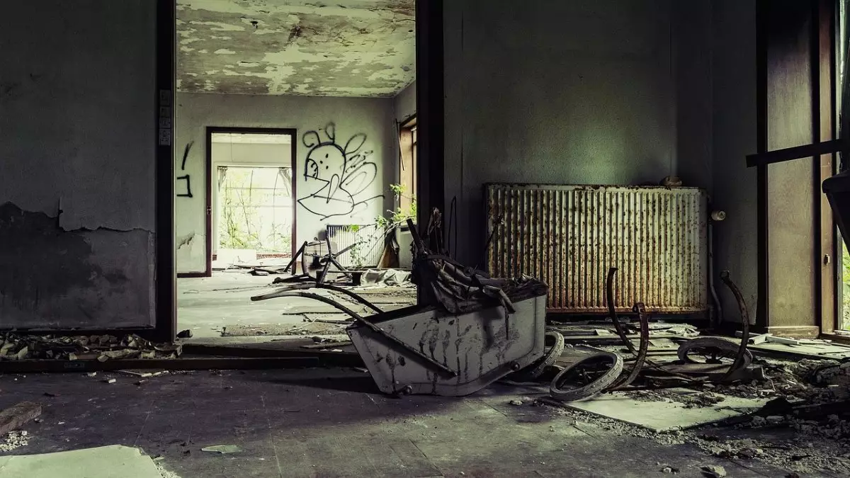 Поджог? Полиция прокомментировала пожар в подъезде ЖК в Астане