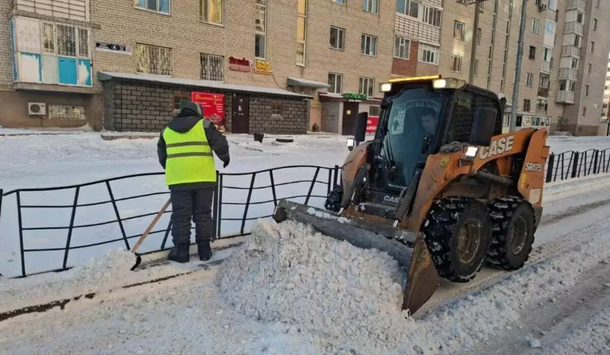 Больше 3 тысяч дорожных рабочих вышли на уборку снега в Астане