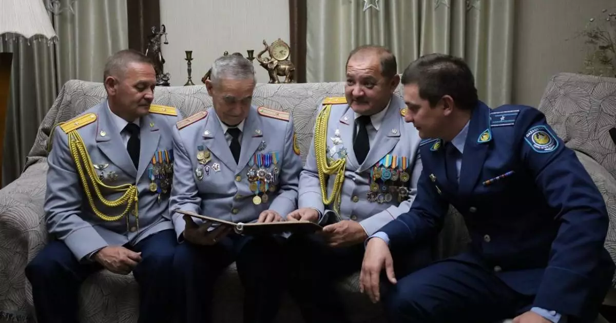  Үш буын полицейлер түлеген шаңырақ 