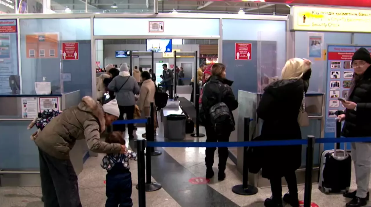 В аэропорту Алматы из-за снегопада задерживаются авиарейсы