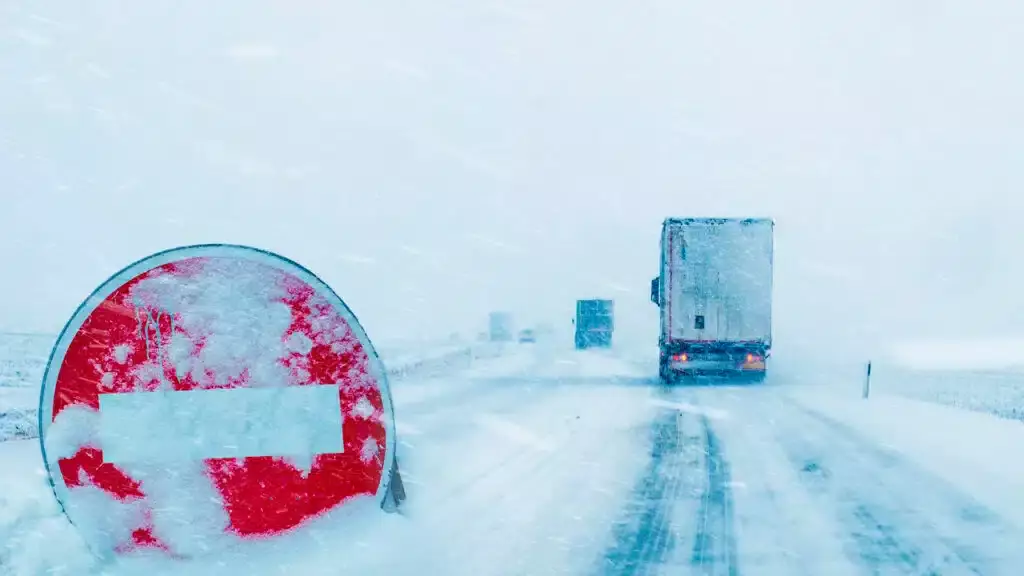 Дороги ограничили из-за непогоды в Мангистауской области