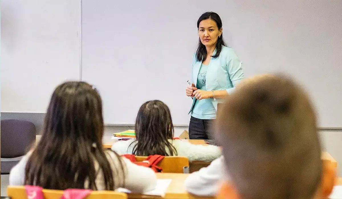 WhatsApp чаттардың көптігі ұстаздарға оқушымен жеке жұмыс істеуге мүмкіндік бермейді – депутат