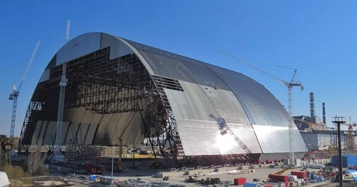   Чернобыль АЭС-інің қорғаныс капсуласы дрондар шабуылынан бұзылды   