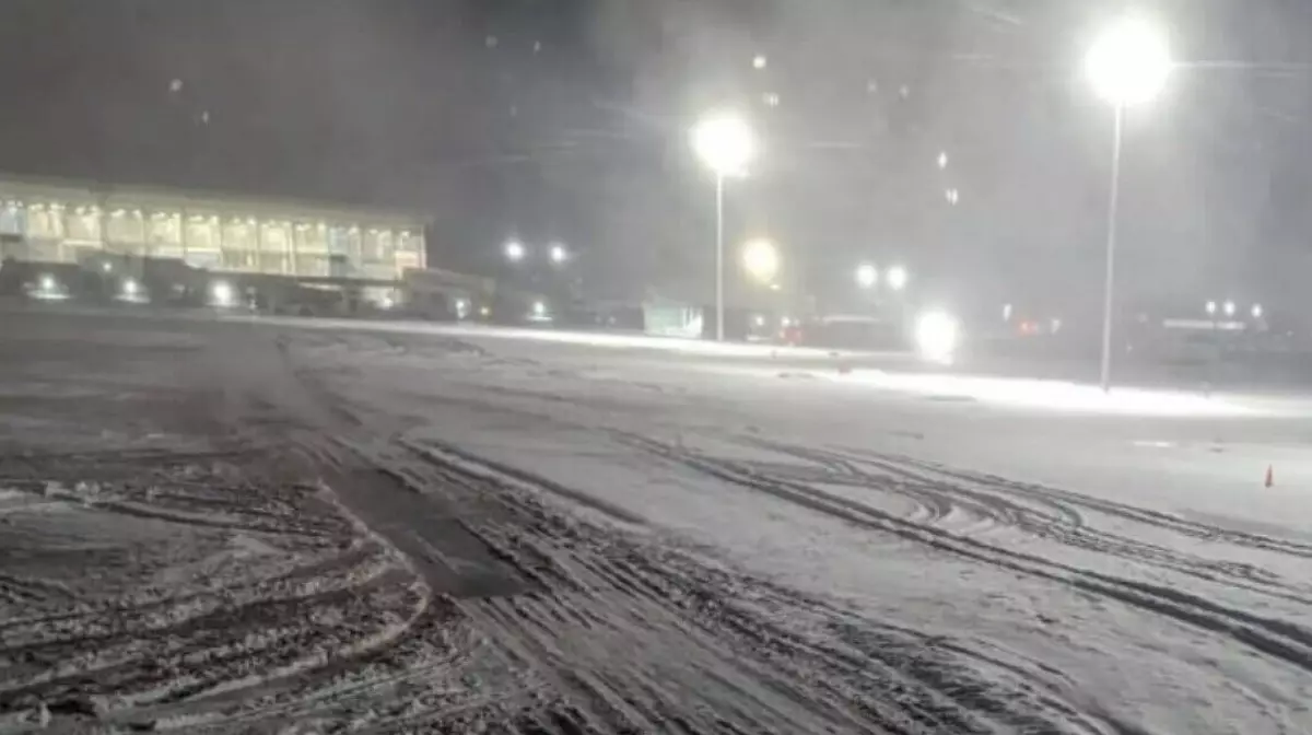 В Алматы и Астане массово задерживают и отменяют рейсы