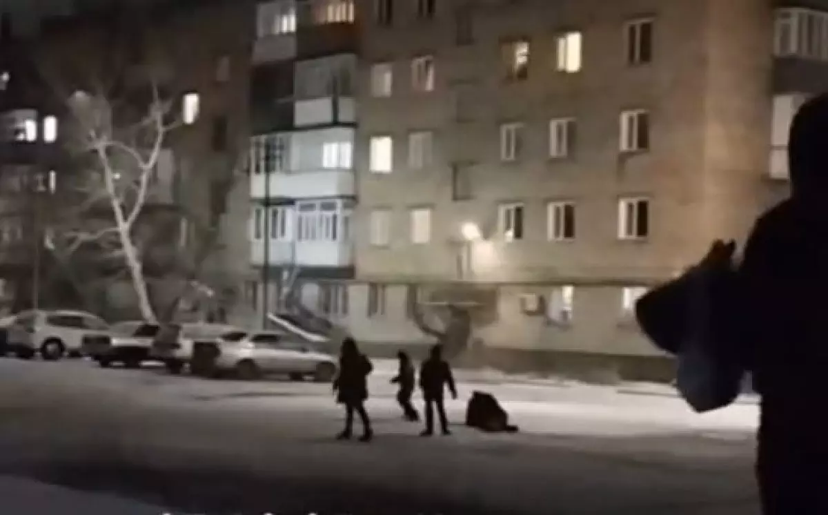 Дети бросили петарду за воротник лежащему мужчине в Караганде