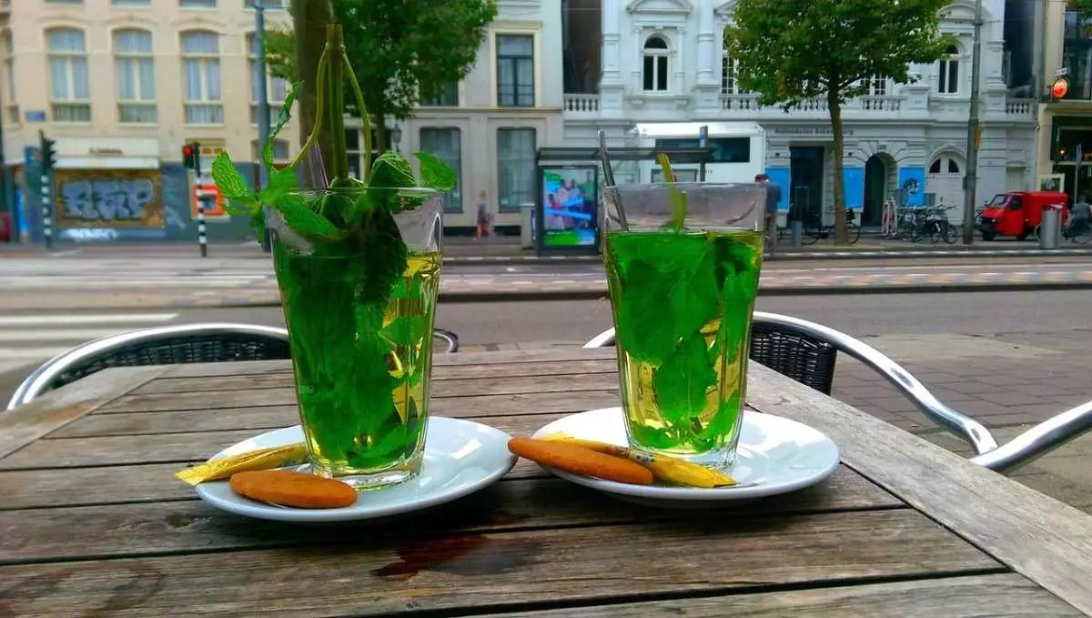 Сотрудники кафе перекрыли зебру ради рекламы в Алматы