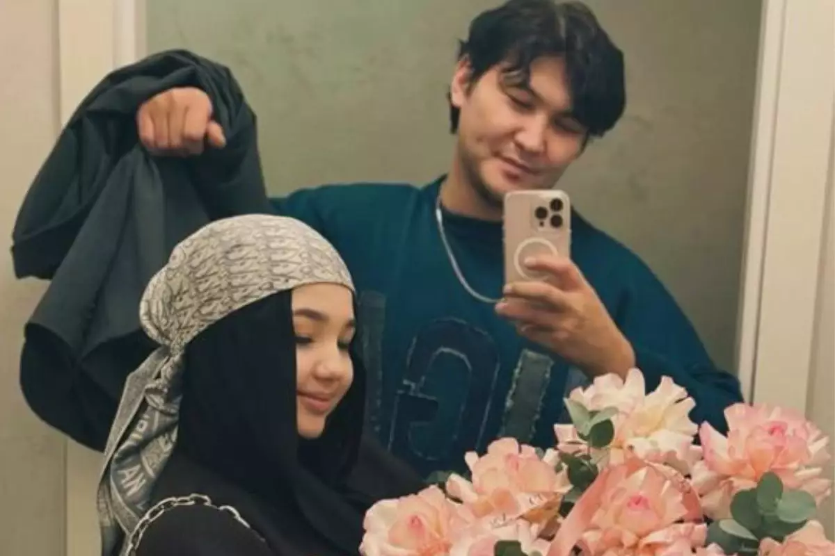 "Кішкентай қыз": Жігер Ауыпбаев өзінен 15 жас кіші сүйіктісін көрсетті