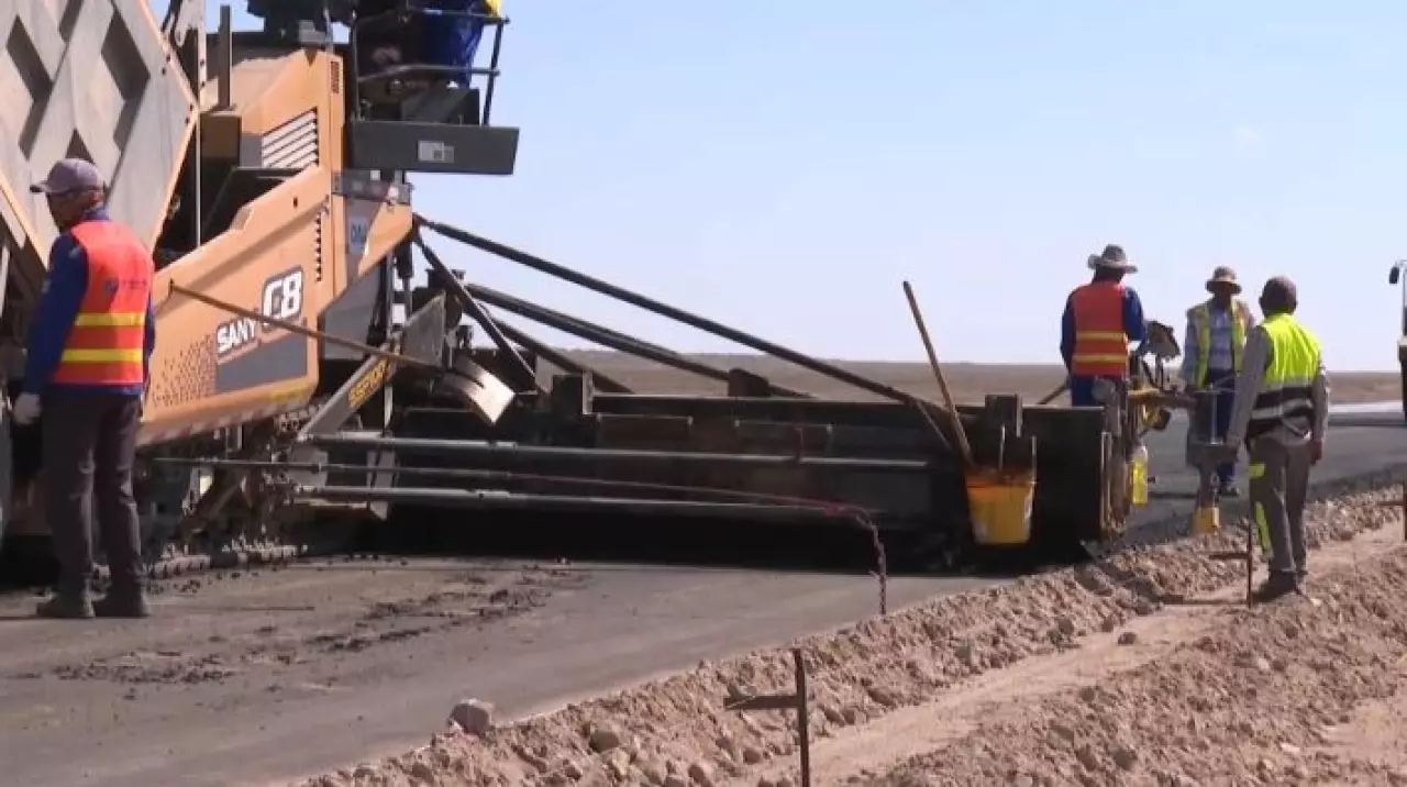 Қызылорда шекарасынан бастап 50 шақырым жолға асфальт төселді