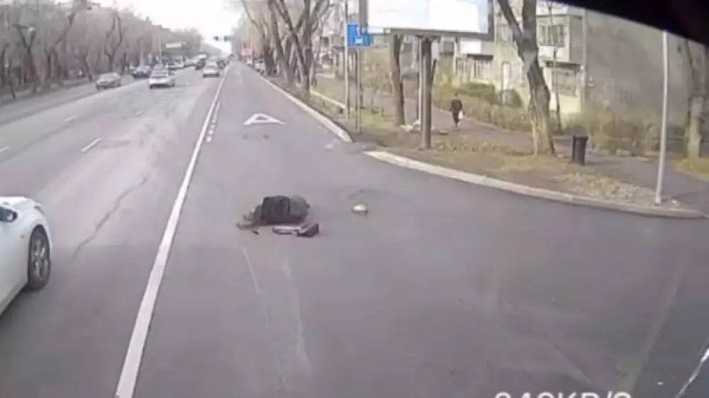 Водитель автобуса в Алматы отвлёкся на телефон и сбил девушку: видео