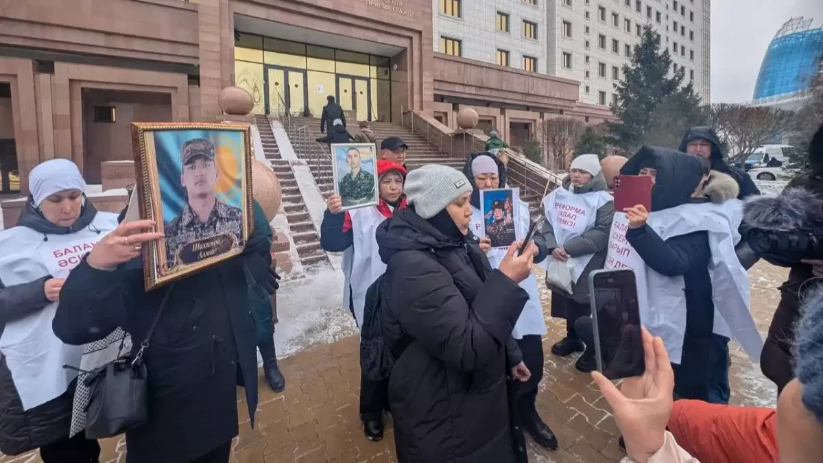 «Әр іс жеке тексерілуде»: Қорғаныс министрлігі қаза тапқан сарбаздардың аналарымен өткен кездесулер жайлы айтып берді