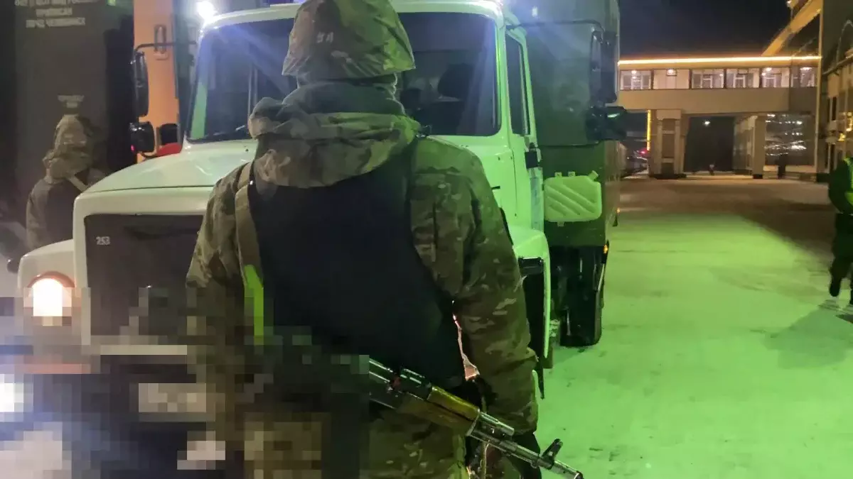 Кәсіпкерді пышықтап, қашып кеткен күдікті Ресейден елге жеткізілді