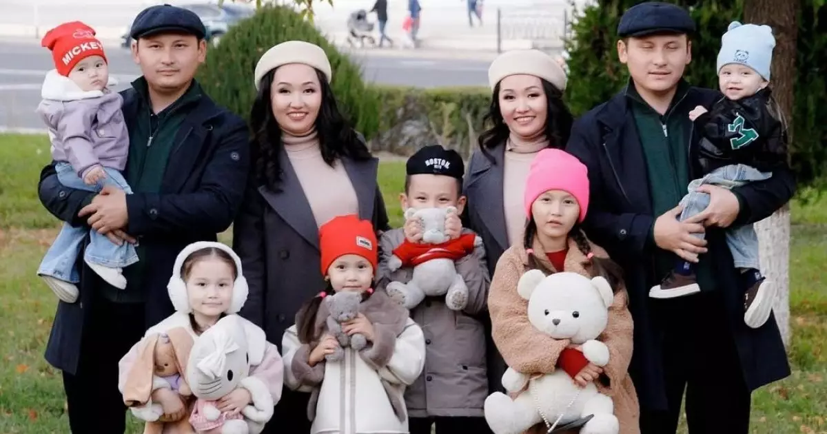  `10 жыл бірге`: Егіздерден құралған отбасы көпшілікті тәнті етті (ФОТО) 