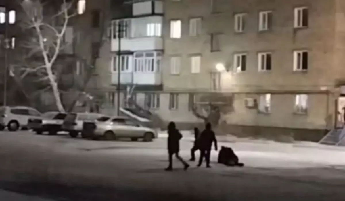 За воротник: дети бросили петарду в упавшего на землю мужчину в Караганде (ВИДЕО)