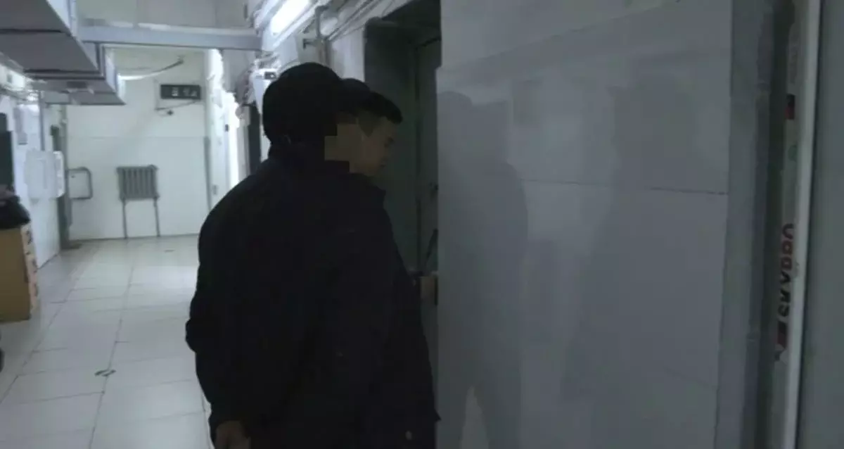 Водитель автобуса отвлекся на телефон и сбил девушку в Алматы