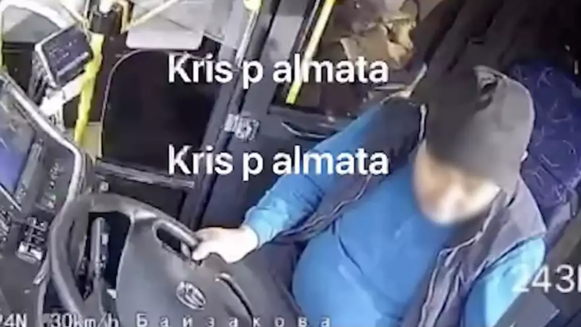 Телефонға алаңдаған: Алматыда автобус жүргізушісі адам қағып кетті