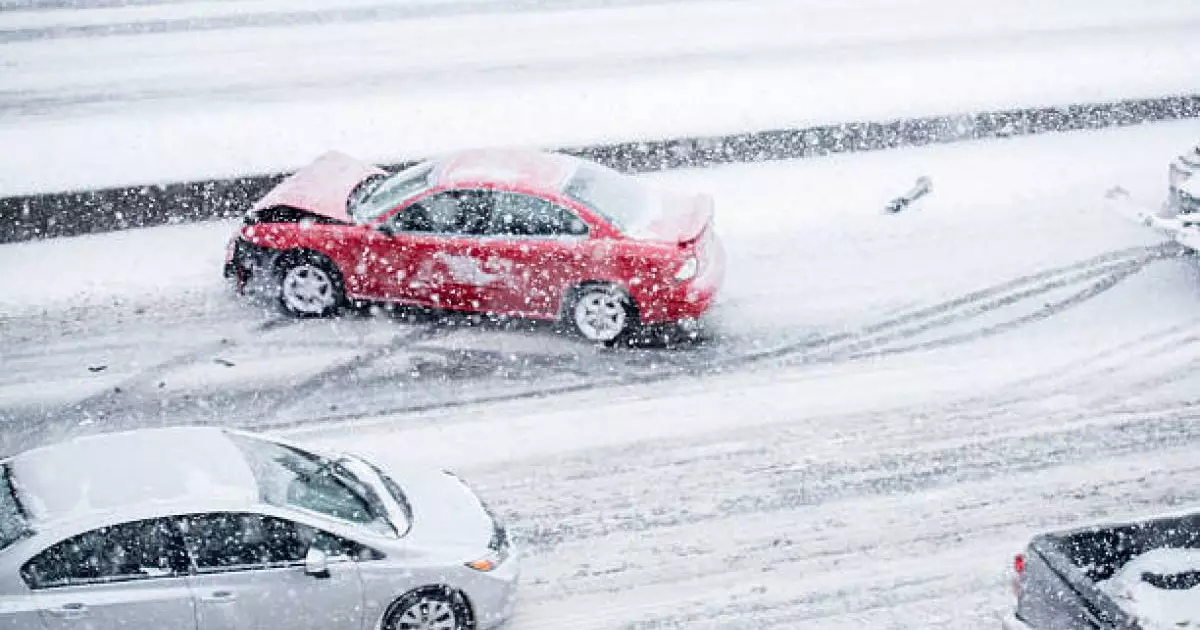  Шығыс Қазақстанда полицейлер 150 көлікті қар құрсауынан алып шықты 