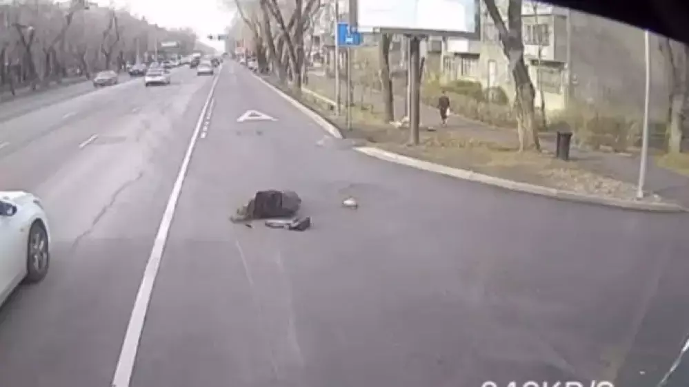 "Телефон шұқылап отырған": Алматыда автобус жүргізушісі 18 жастағы қызды қағып кетті