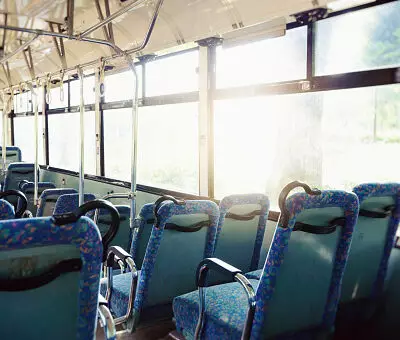 В Алматы автобус на пешеходном переходе сбил 17-летнюю девушку