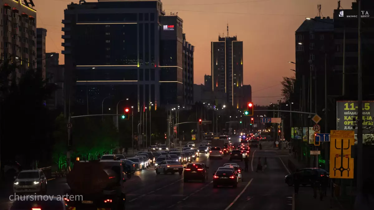 Десятибалльные пробки парализовали Астану во время снегопада: что пишут жители в соцсетя