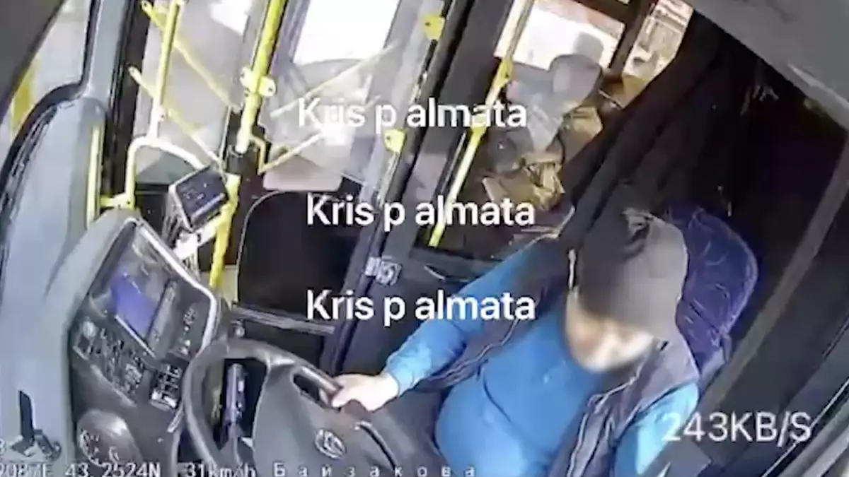 «Телефонға телміріп отырған»: Алматыда автобус жүргізушісі бойжеткенді қағып кетті (ВИДЕО)