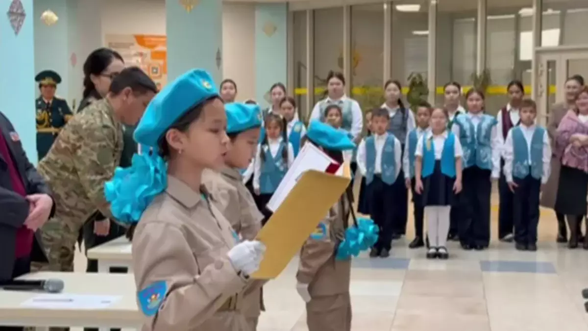 Ерлік сыныбы: Алматыдағы мектептердің бірінде жас сарбаздар ант қабылдады