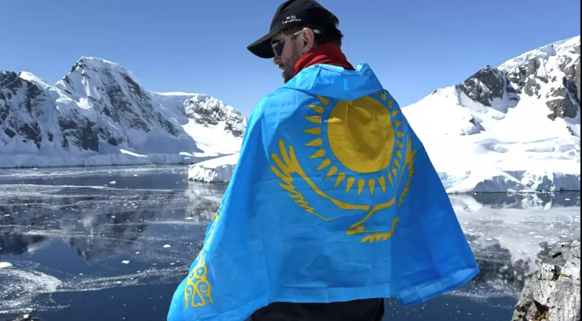 Антарктидада қазақ туы көтерілді