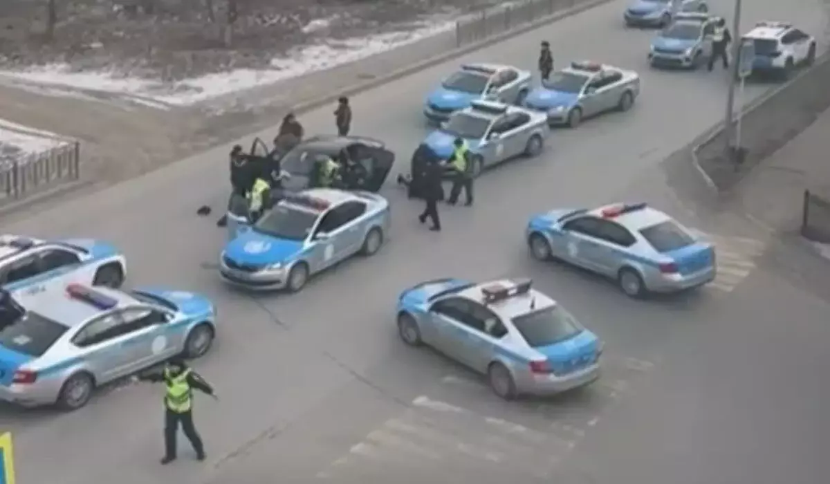 Задержание двух мужчин на оживленном перекрестке в Актобе сняли на видео