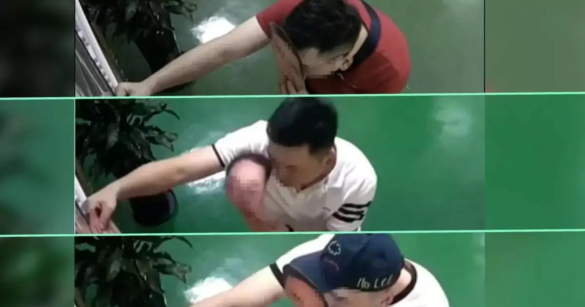  `Әріптестерінің суретінен маска жасаған`: қытайлық мемлекеттік қызметкерлер жүйені алдап келгені анықталды 