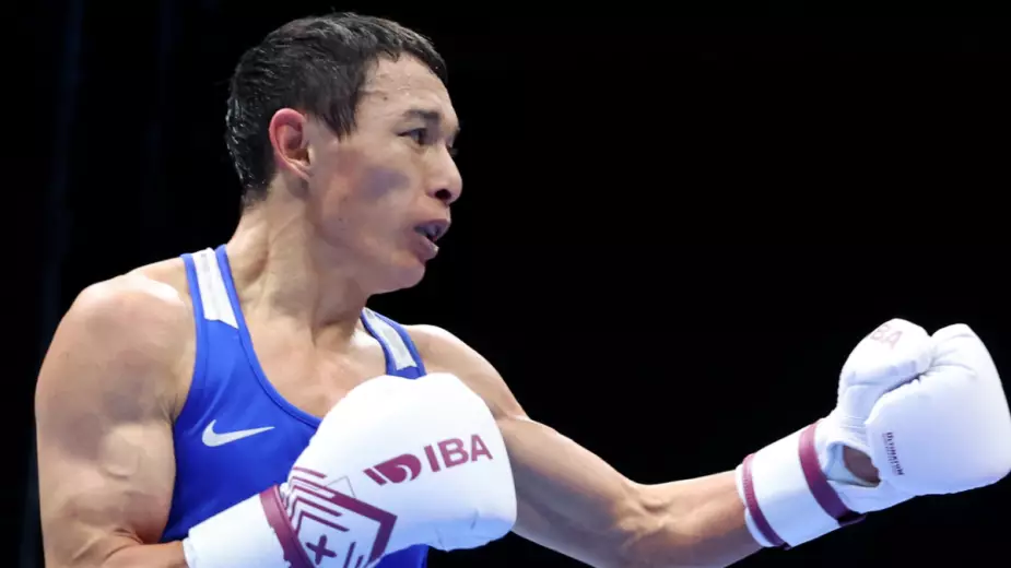Чемпион мира из Казахстана выиграл второй бой на ЧМ-2025 и гарантировал себе медаль 