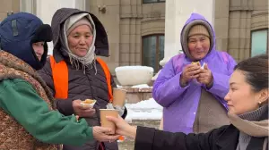 Алматыда қар жауған күні Қоғамдық даму орталығы коммуналдық қызметкерлерге көмек қолын созды