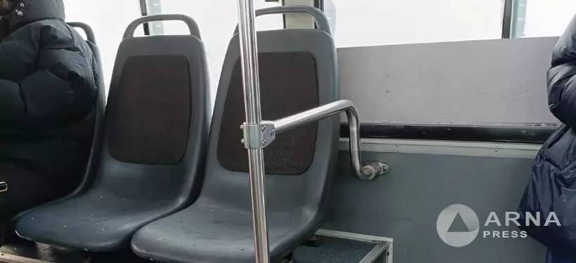 "Ноги промерзли даже в теплых кроссовках": на "ледяные автобусы" и долгое ожидание жалуются семейчане