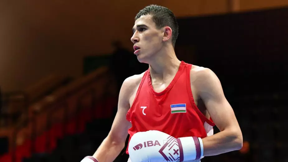 Чемпион Азии из Узбекистана выиграл третий бой на ЧМ-2025 по боксу и взял медаль