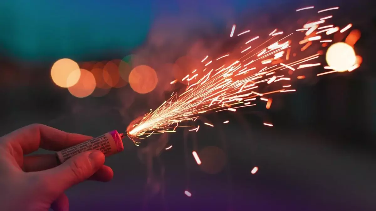 Жығылғанға жұдырық: жасөспірімдер құлаған ер адамның үстіне пиротехникалық зат лақтырып жіберген