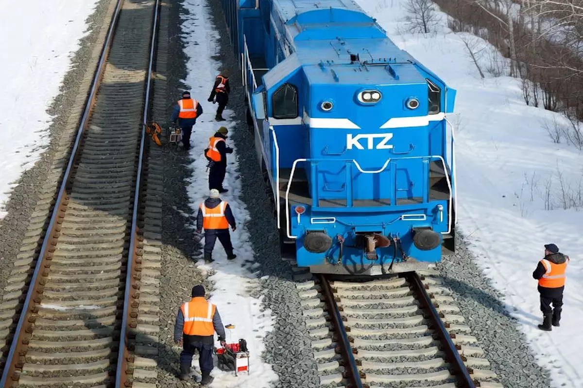 ЧП на железной дороге в Карагандинской области: четверо рабочих погибли при смене рельса