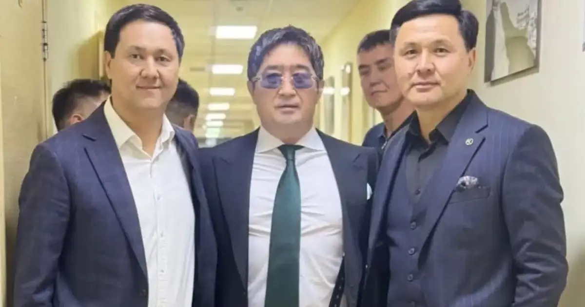  Үстінен қылмыстық іс қозғалды делінген Мұқасан Шахзадаев концертте ән айтып жүр (ФОТО) 