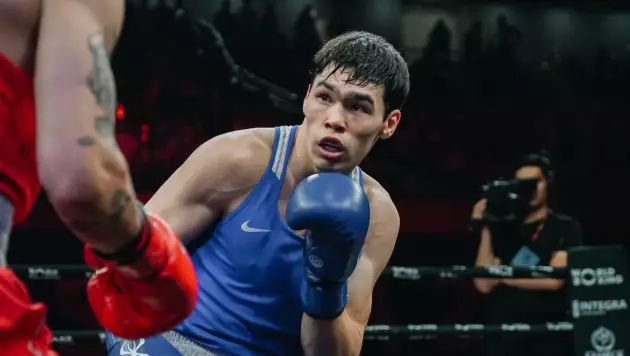 Мощным нокаутом завершился бой чемпиона мира из Казахстана за медаль ЧМ по боксу