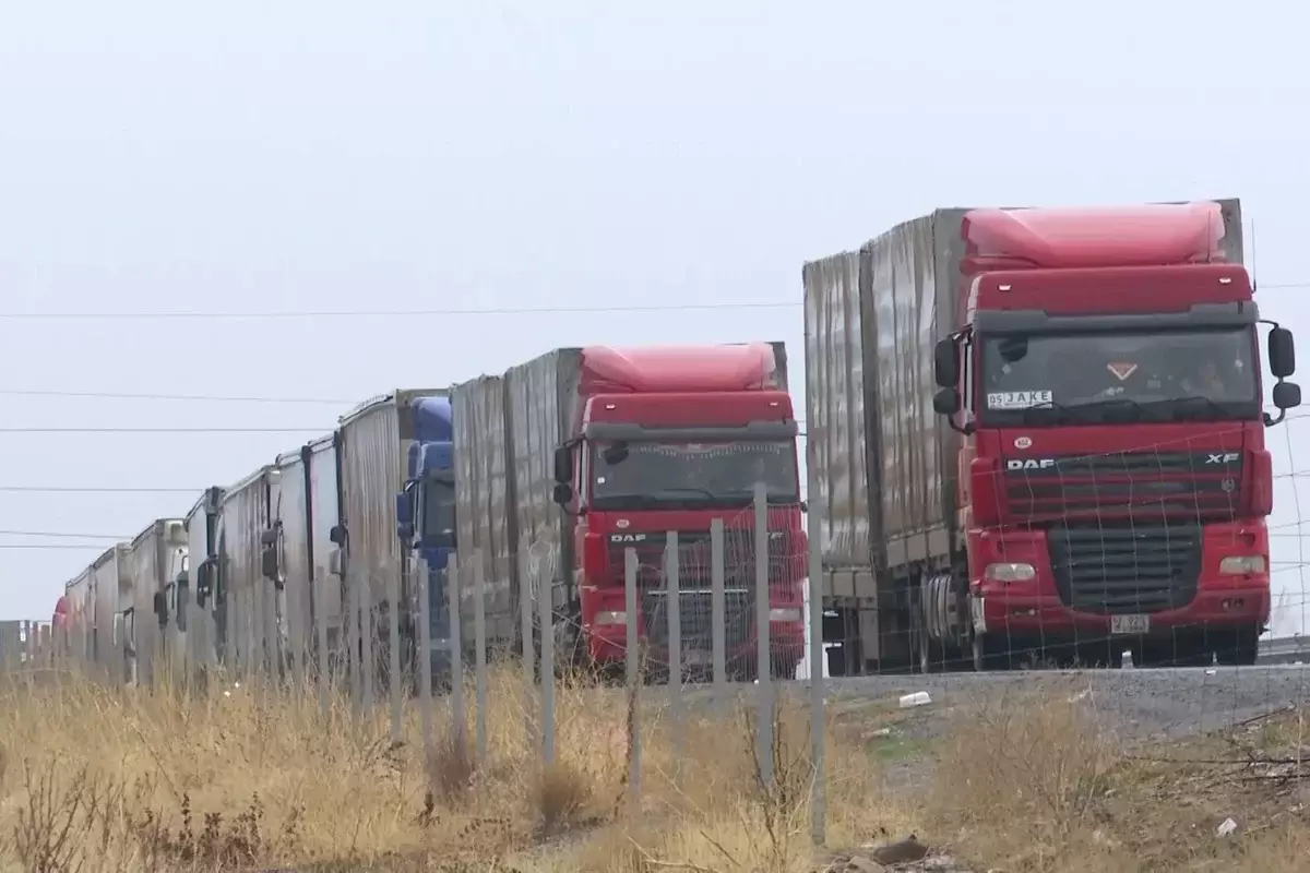 Детальная проверка груза: десятки фур застряли на границе Казахстана и Узбекистана