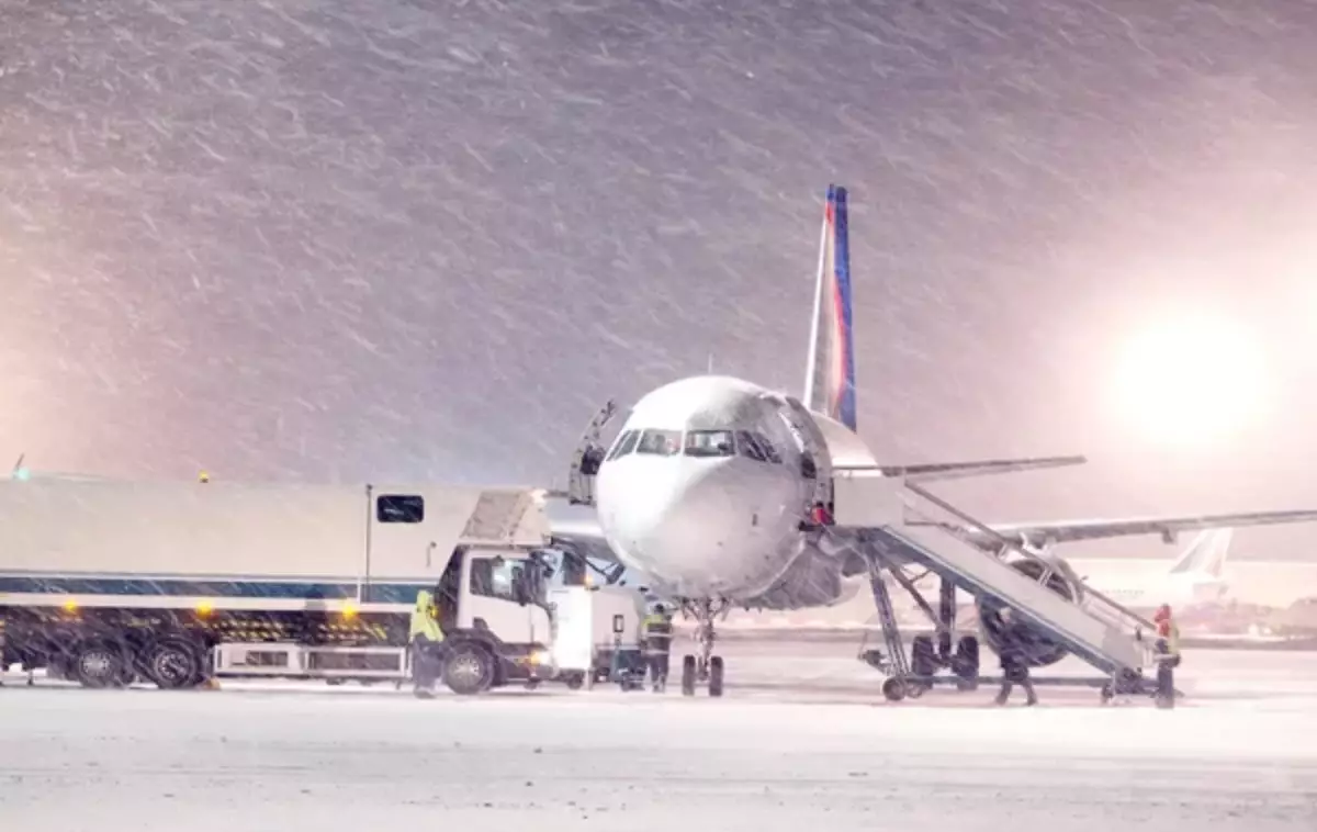 Алматы әуежайындағы ұшақтардың жаппай кешігуі: Жолаушылар 10 сағаттан бері ұша алмай отыр