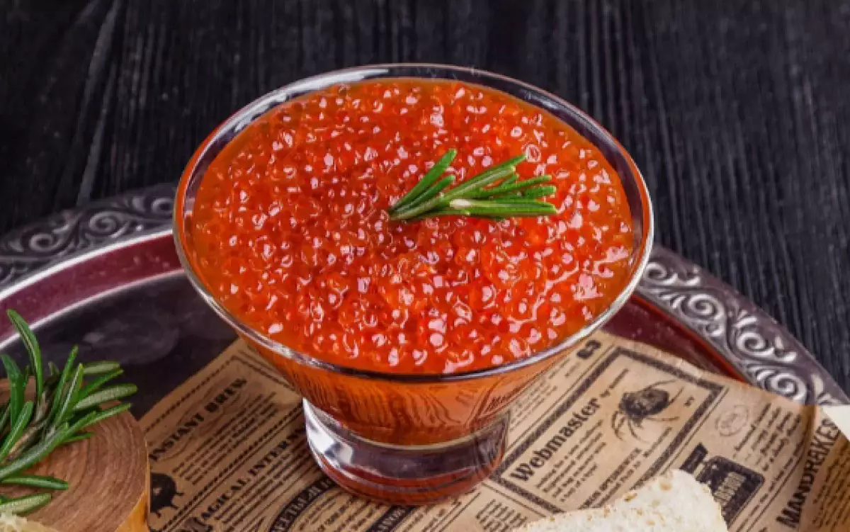 Икра по цене золота: казахстанцам советуют пересматривать новогоднее меню