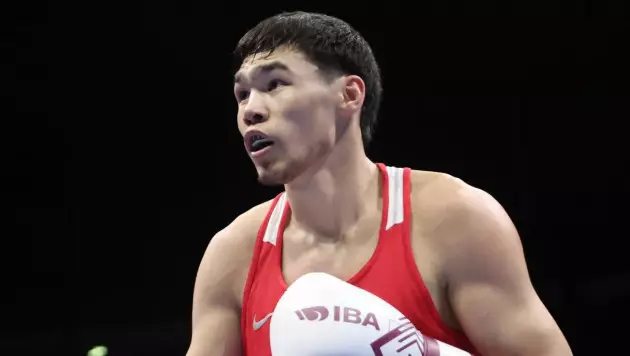 Беті-қан жоса болып тізеге құлады! Қазақ боксшының ӘЧ-дегі айқасы бірінші раундта бітті