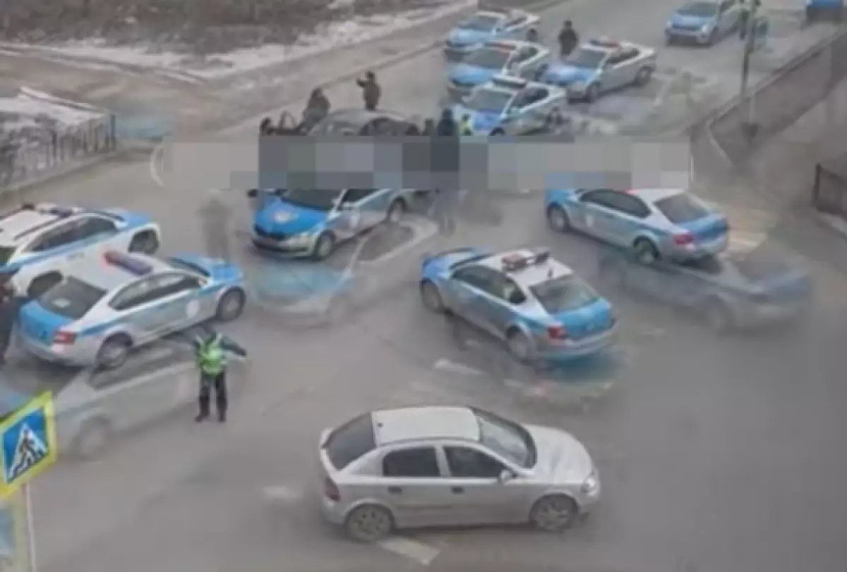Десятки полицейских окружили автомобиль в Актобе (ВИДЕО)