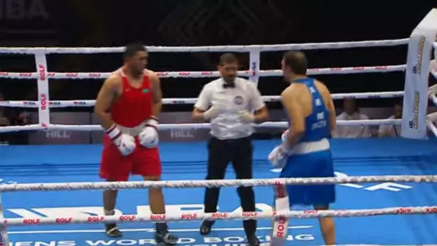 Разгромом завершился бой супертяжа из Казахстана против призёра ЧМ за медаль чемпионата мира-2025